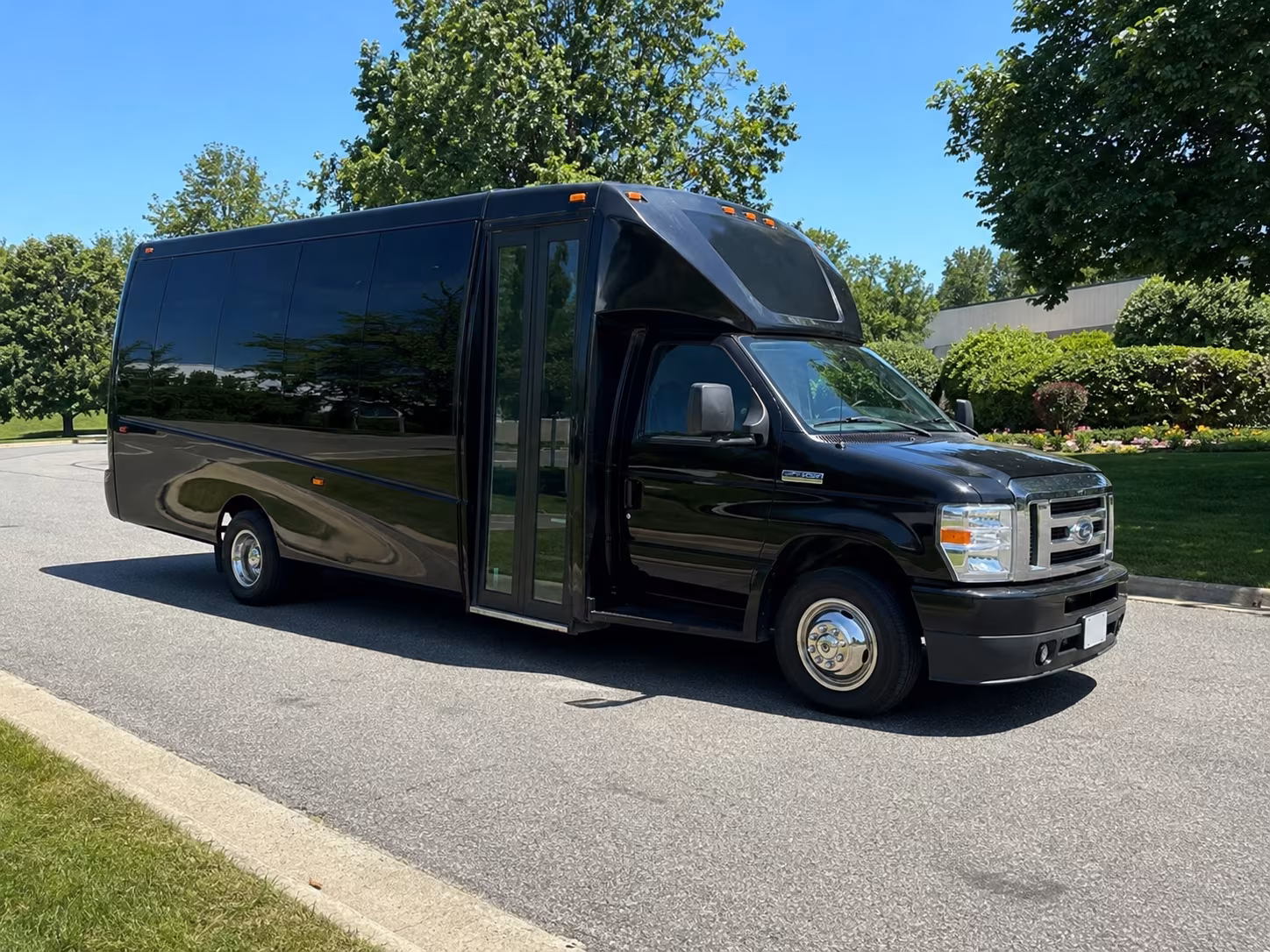 Ontario Winery Tour & Pub Crawl Transportation party bus exterior