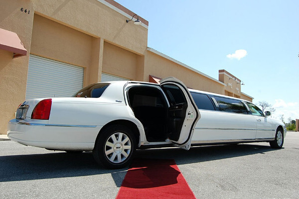 Ontario White Lincoln Stretch Limo